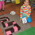 Preescolar Montessori: Una de tantas combinaciones entre torre rosa y escalera cafe.