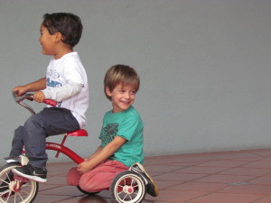 Nico y Adán en el triciclo